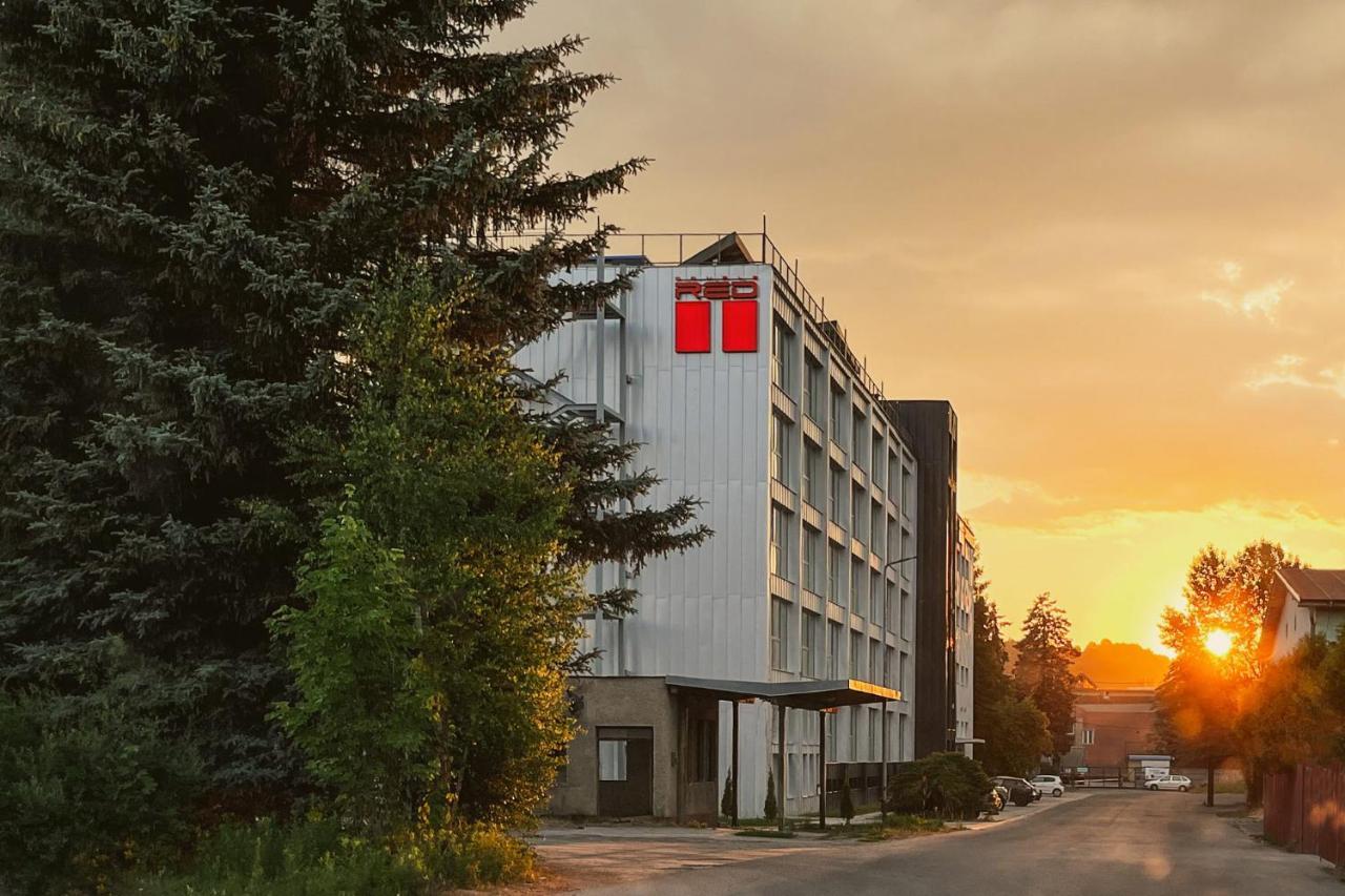 Hotel Double Red Cars Museum Brezno Bagian luar foto