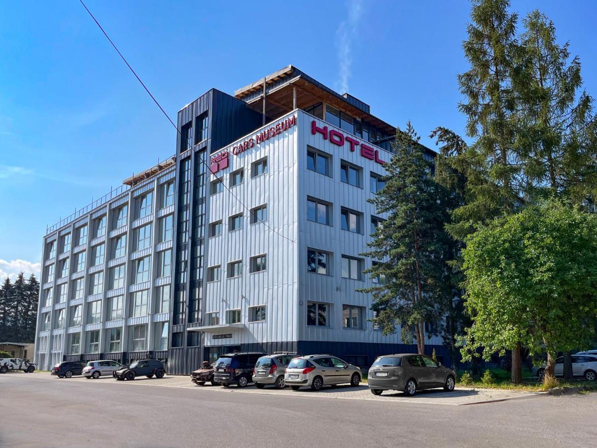 Hotel Double Red Cars Museum Brezno Bagian luar foto