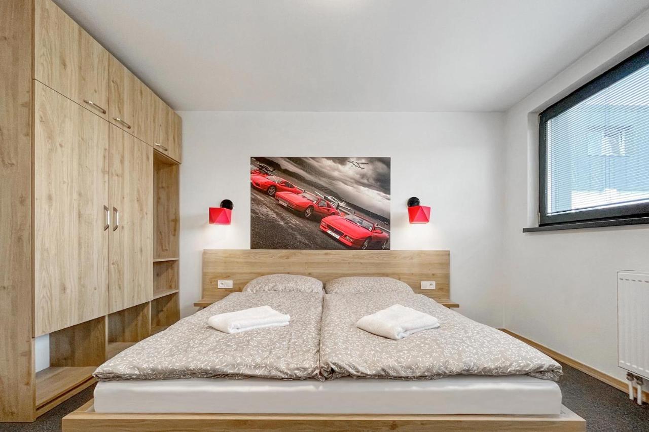 Hotel Double Red Cars Museum Brezno Bagian luar foto