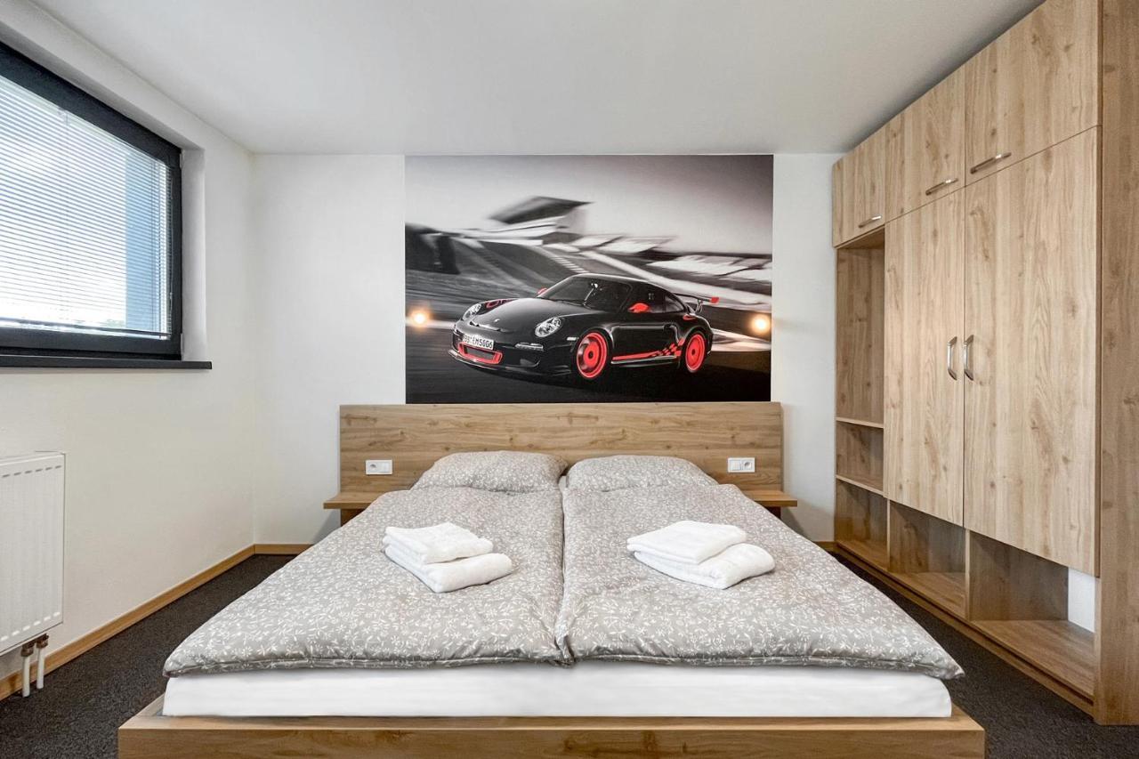 Hotel Double Red Cars Museum Brezno Bagian luar foto